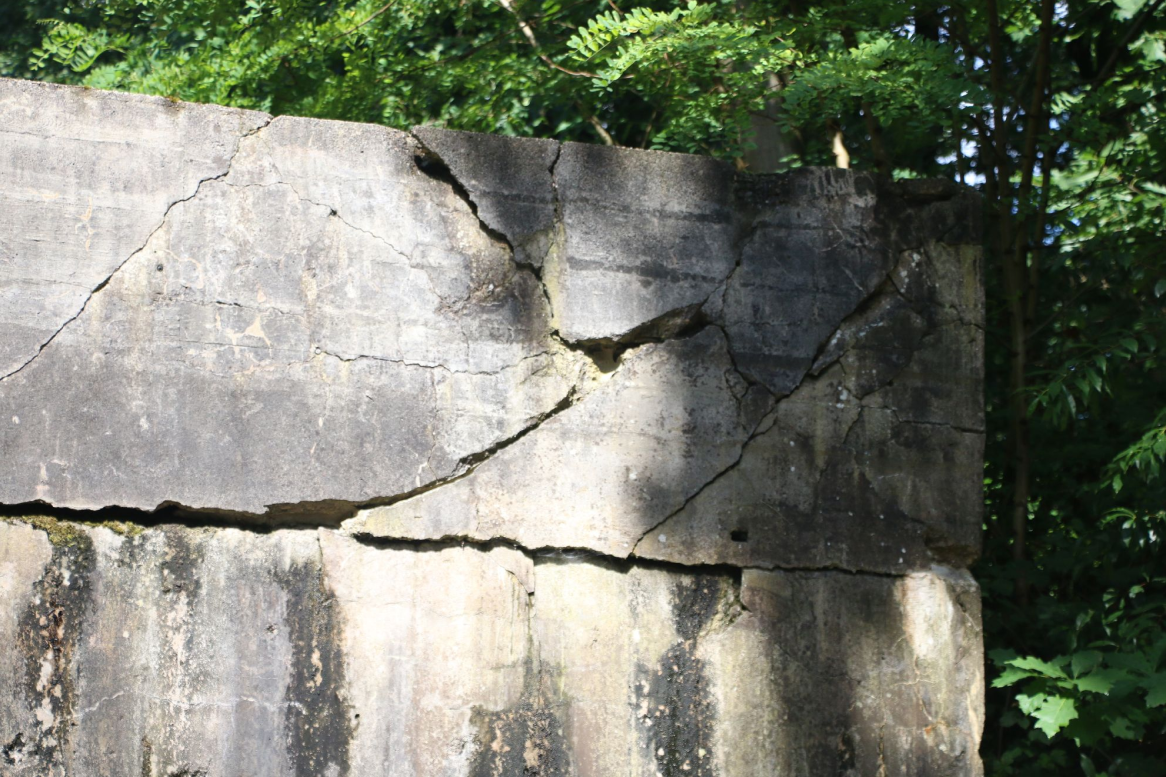 Oude barsten aan de buitenkant van de bunker.